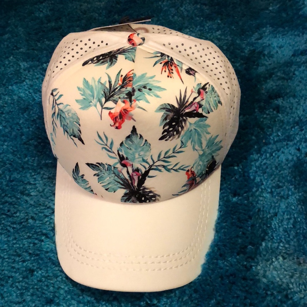 NWT Roxy hat!!